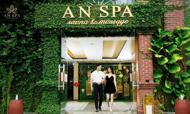 khách hàng vui vẽ khi massage tại an spa