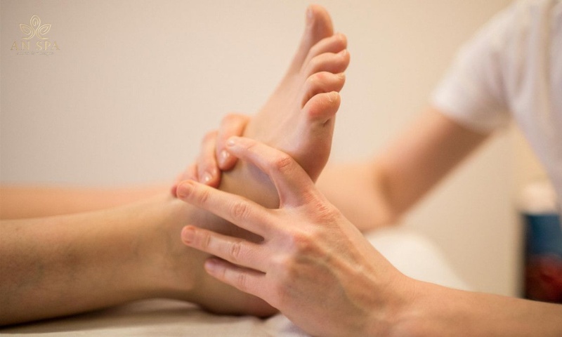 massage chân giúp kích thích các huyệt đạo
