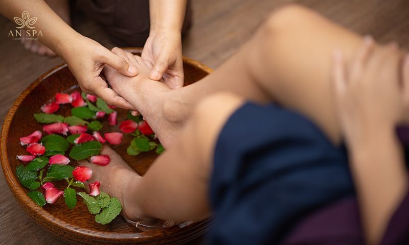 massage với nước ấm
