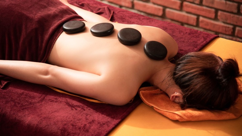 ảnh minh họa massage đá nóng
