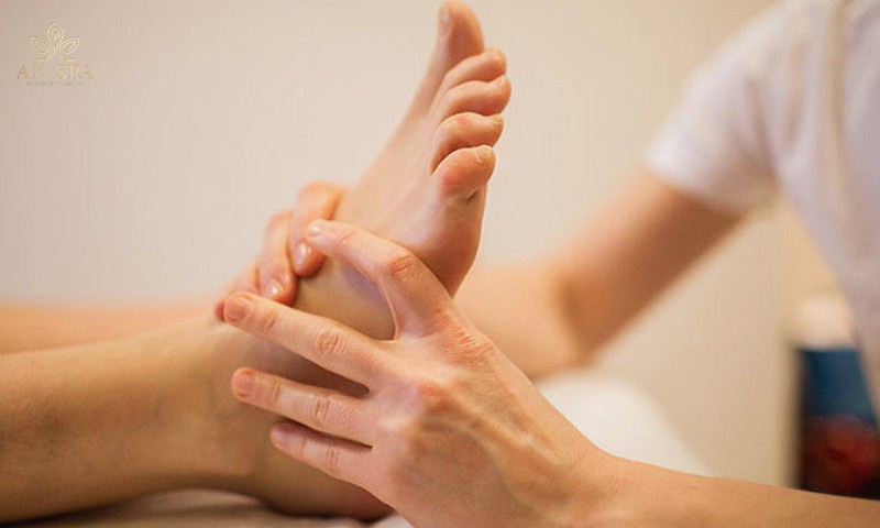 massage chân bằng ngón tay