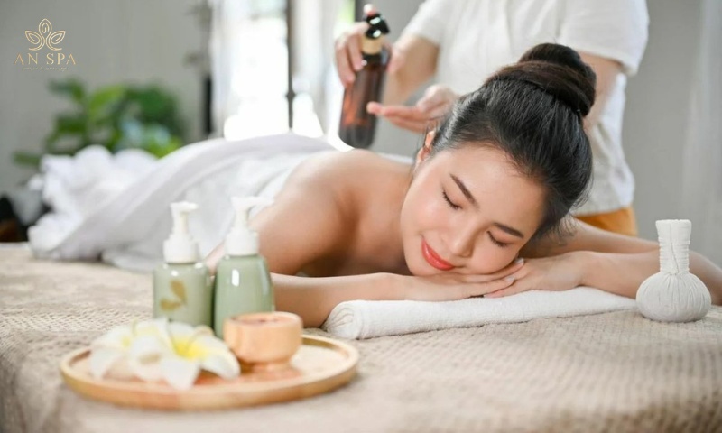 massage nhẹ nhàng giúp cơ thể thư giãn trong kỳ kinh