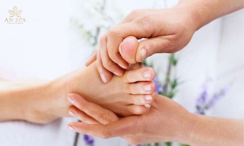 mát xa ngón chân