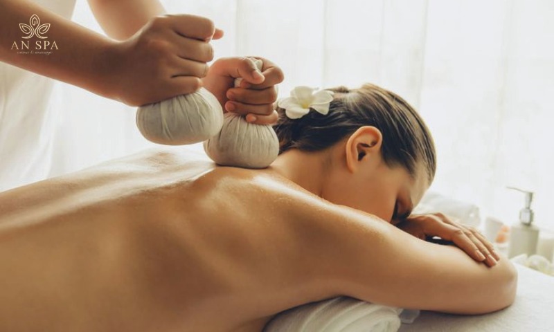 chườm ấm giúp cơ thư giãn và giảm đau hiệu quả