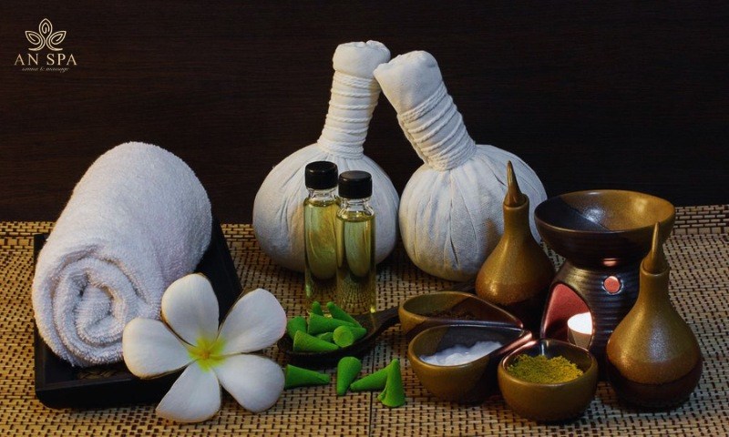 kiểm tra tinh dầu trước khi massage