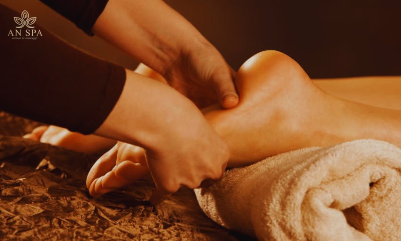 massage bàn chân kích thích hệ bạch huyết