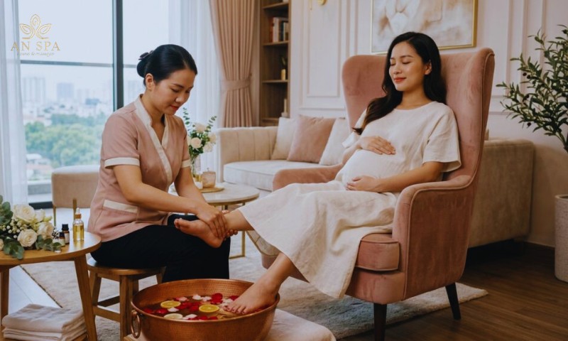 mẹ bầu thư giãn khi được massage chân