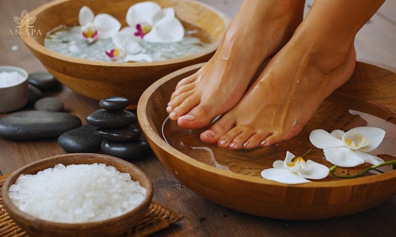 ngâm chân nước ấm trước khi massage