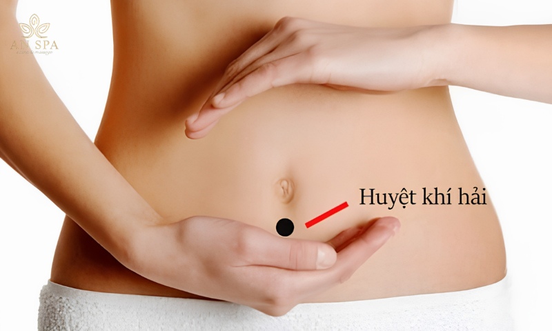 ấn huyệt khí hải hỗ trợ giảm đau bụng kinh