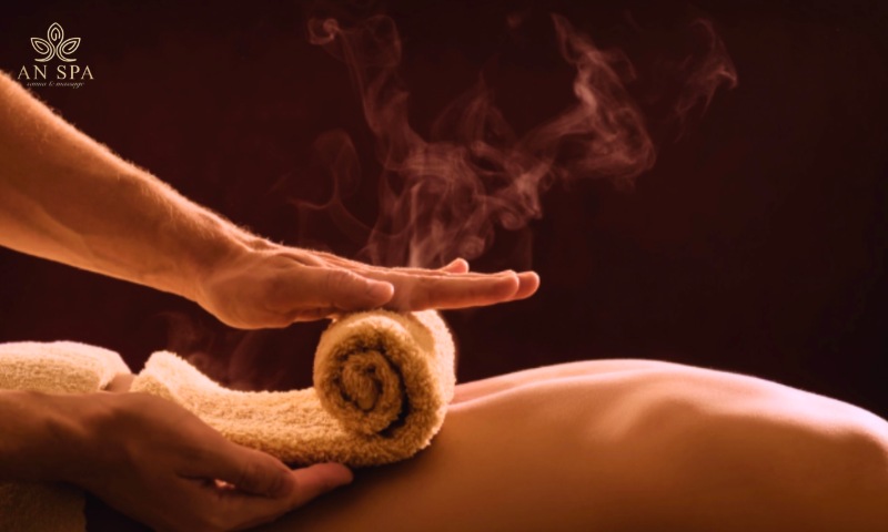 chườm khăn nóng trước khi massage lưng