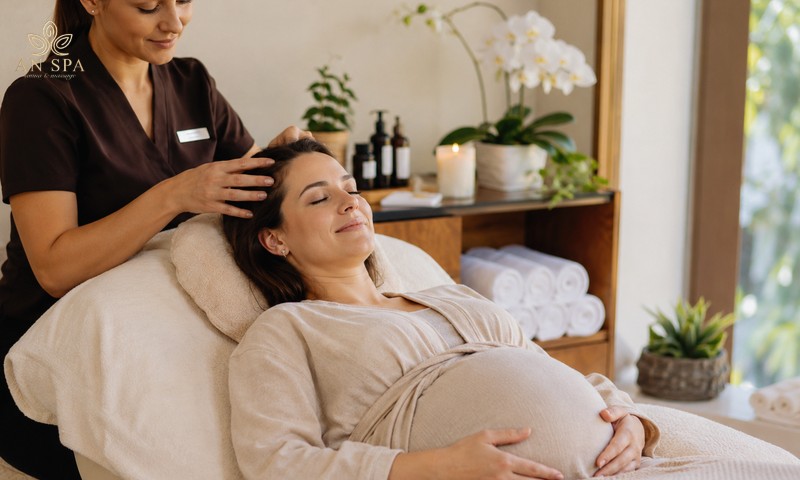 kỹ thuật viên massage đầu cho thai phụ