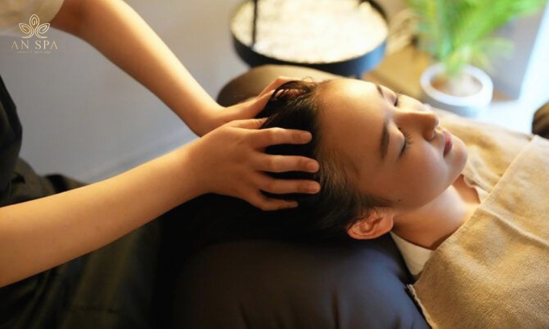 kỹ thuật viên spa massage da đầu thư giãn