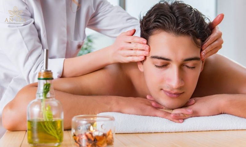 massage đầu nhẹ nhàng giúp ổn định huyết áp