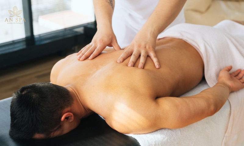 massage lưng hỗ trợ thư giãn cơ bắp