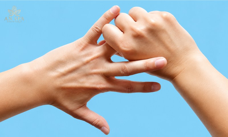 massage ngón áp út hỗ trợ điều trị táo bón