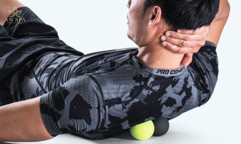sử dụng bóng tenis massage lưng