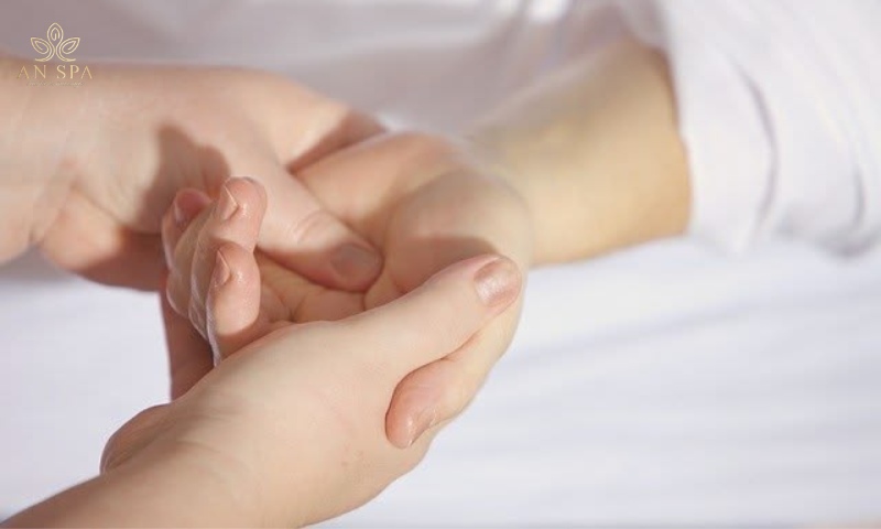 xoa bóp lòng bàn tay đúng kỹ thuật
