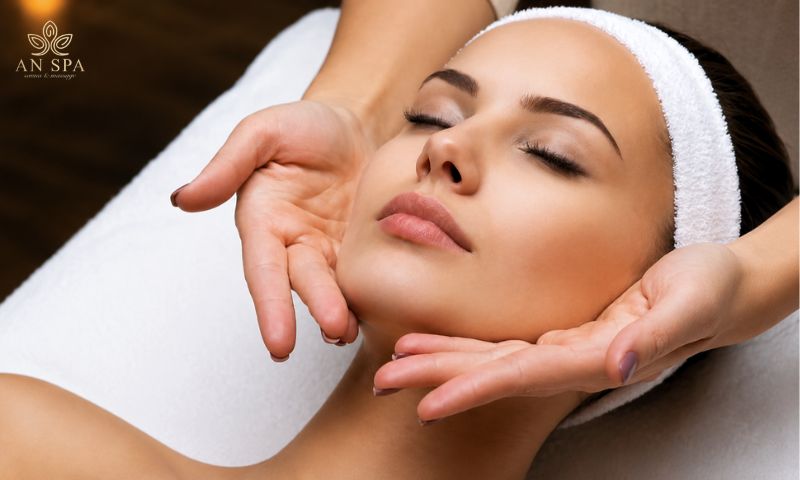 các động tác massage nâng cơ và giảm sưng mặt