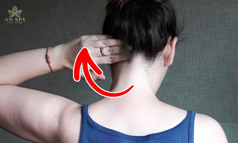 kéo giãn cơ cổ