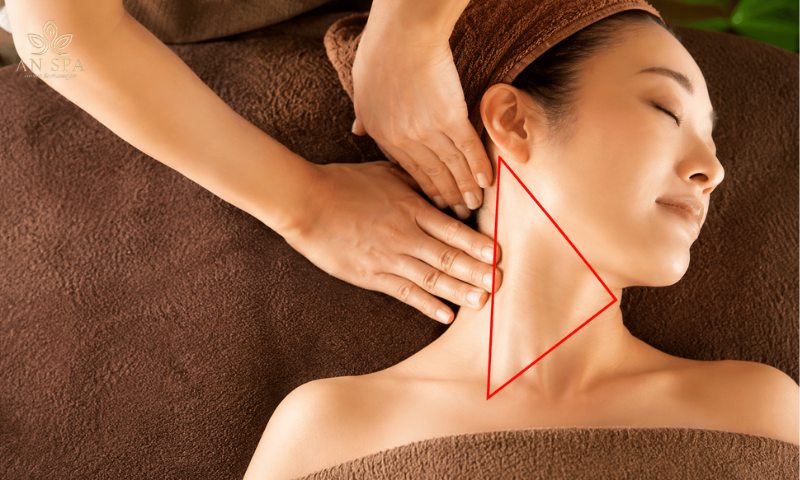 kỹ thuật xoa bóp hai bên cổ đúng cách