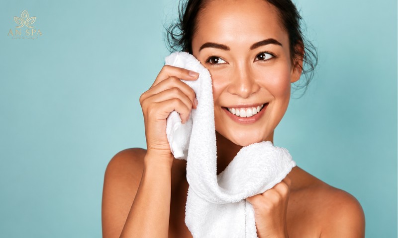 massage cổ bằng khăn mềm