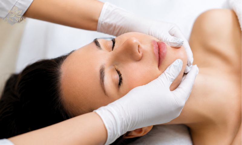 massage vùng cằm giúp hỗ trợ nâng cơ khuôn mặt
