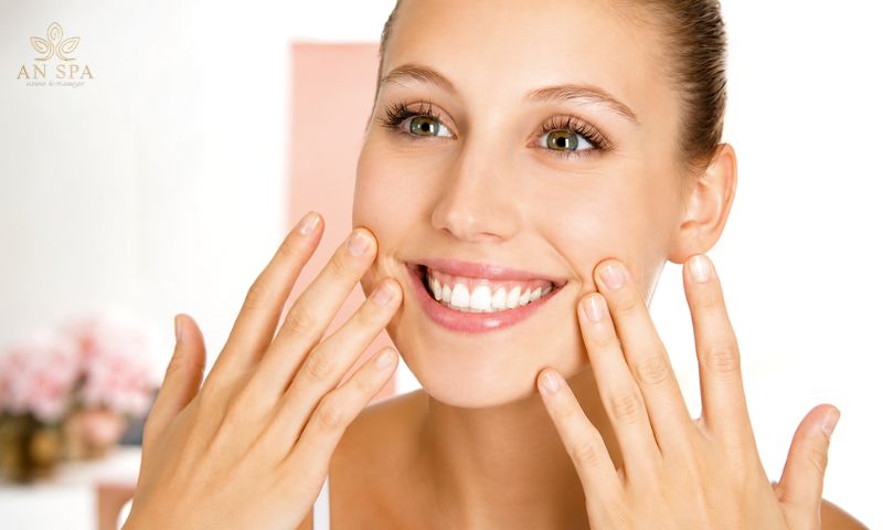 massage vùng khóe miệng hỗ trợ giảm nếp nhăn