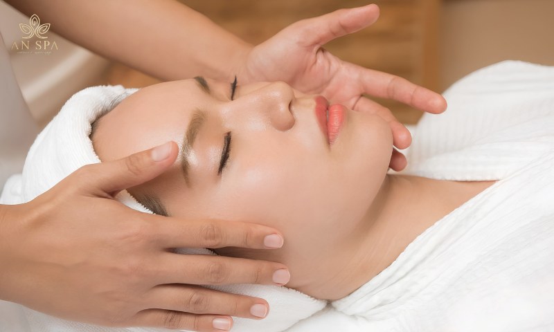 massage vùng má nhẹ nhàng