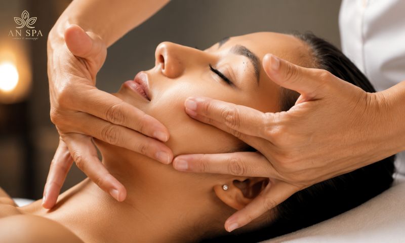 massage vùng má theo chiều nâng cơ