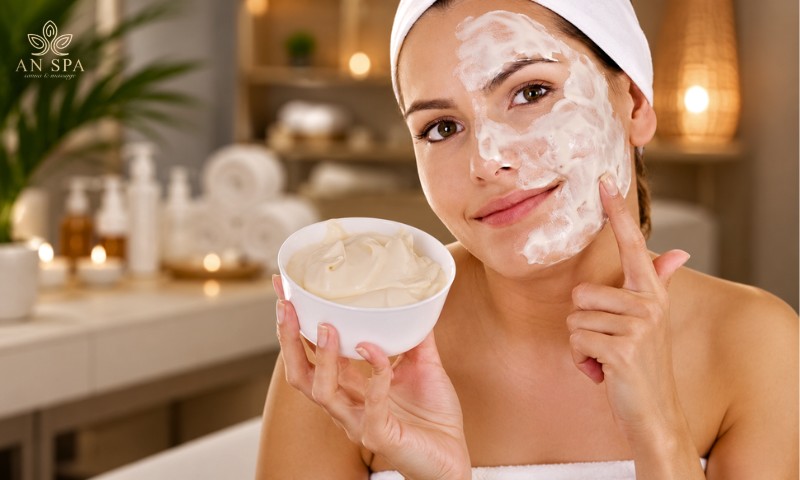 mát xa mặt với sữa chua giúp da săn chắc
