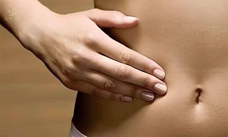 vuốt từ hạ sườn xuống bụng dưới