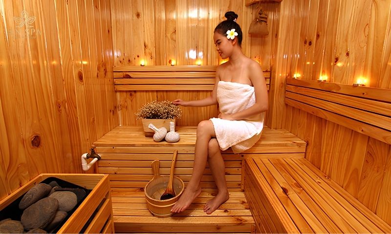 khách hàng thư giãn trong phòng xông hơi hiện đại