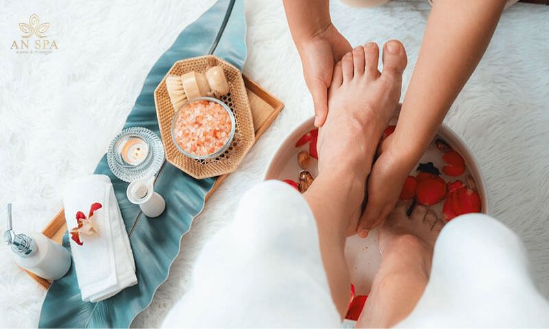 ngâm chân giúp thư giãn và hỗ trợ ngủ ngon hơn