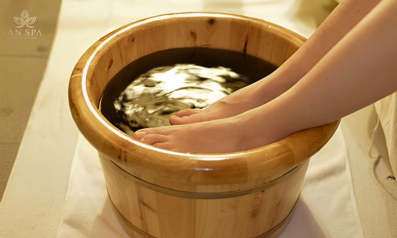 ngâm chân ngải cứu cải thiện giấc ngủ