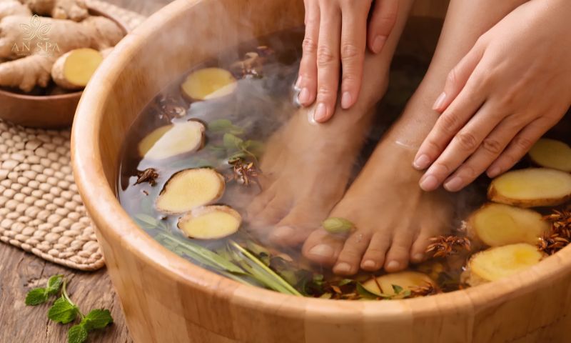 ngâm chân nước nóng kết hợp với gừng
