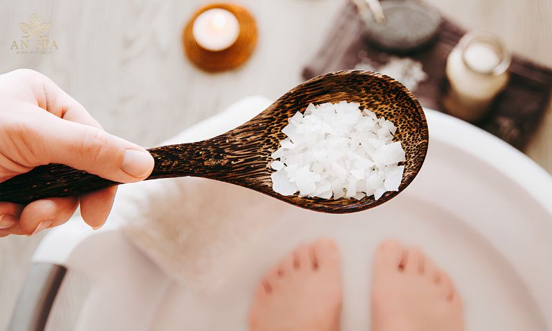 ngâm chân trong nước muối ấm hỗ trợ giảm stress