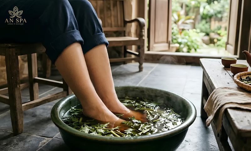thư giãn với nước ngâm chân ngải cứu