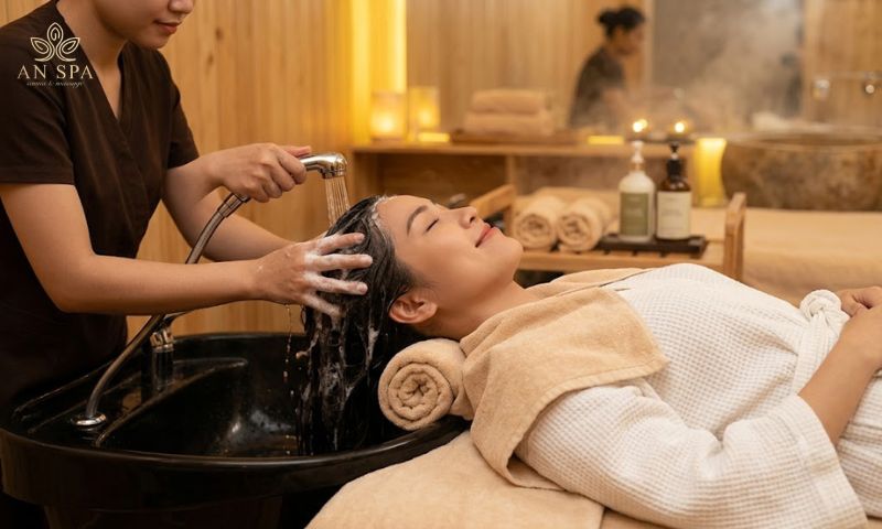 gội đầu bằng nước ấm sau khi xông hơi
