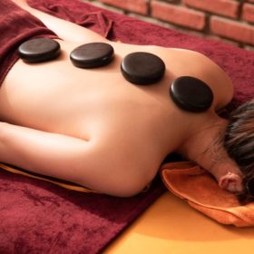 ảnh minh họa massage đá nóng